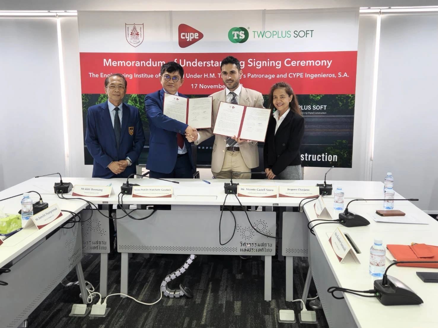 Vicente Castell Saura, de CYPE, firma el Memorando de Entendimiento con el Instituto de Ingeniería de Tailandia.